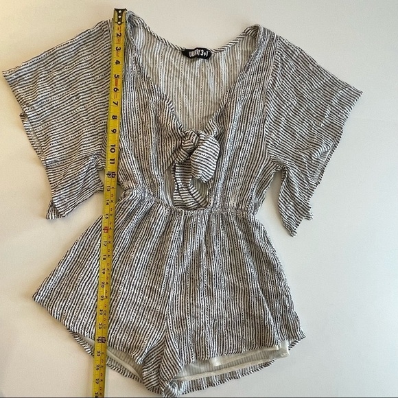 Audrey 3+1 Rayon Tie Front Flowy Sleeve Romper Size Small - Picture 4 of 6